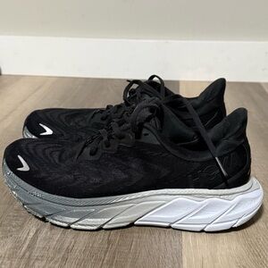 Hoka One One Women's Arahi 6, Black Running Shoes, Size 8.5
Wide